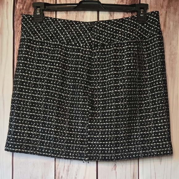 LOFT Black and White Tweed Mini Skirt Size 8 - Picture 3 of 5
